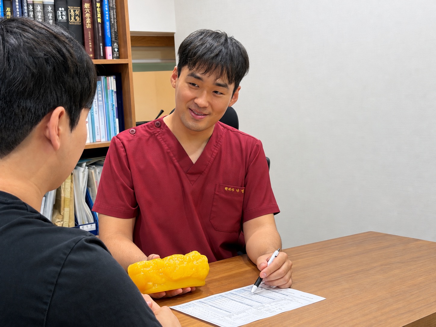 상담 중인 환자와 체중관리 계획을 설명하는 나영철 대표원장