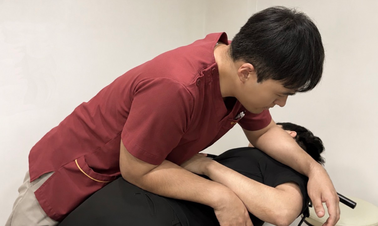 옆으로 누운 환자에게 추나요법을 시행하는 모습