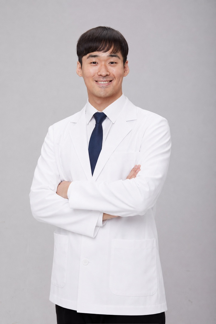 흰 가운을 입고 팔짱을 낀 나영철 대표원장